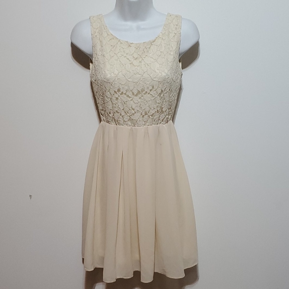 FLASH SALE!! Alythea lace bodice Dress. - Picture 5 of 8